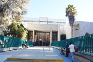 Mujer intenta tomar pastilla y confunde veneno con refresco