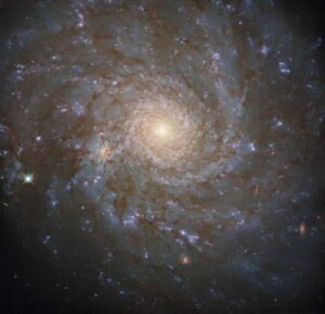 Hubble captura elegante galaxia espiral a 60 millones de años luz de distancia