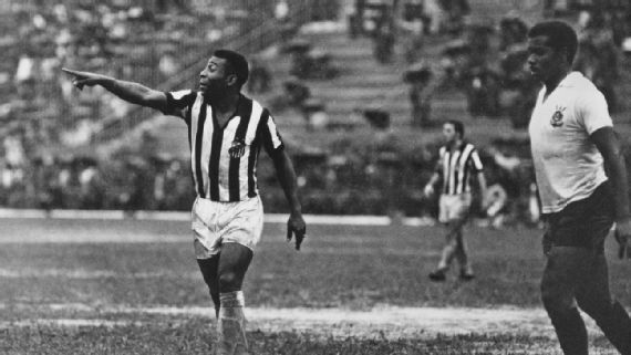 Pelé en un juego contra Corinthians en los años 60