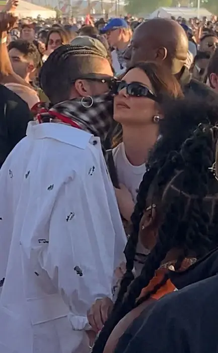 
Entre besos y abrazos: Mira a Bad Bunny y Kendall Jenner 