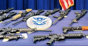 Cinco traficantes de armas detenidos en EE. UU. con 50 rifles, pistolas y municiones para vender en Durango