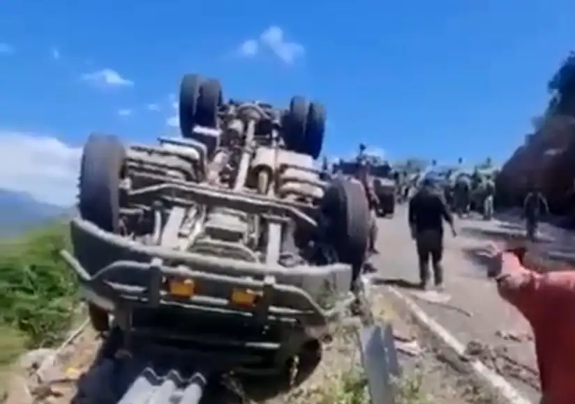 Dos militares murieron y 33 resultaron heridos tras volcar un vehículo militar en la sierra de Durango, informaron autoridades estatales.