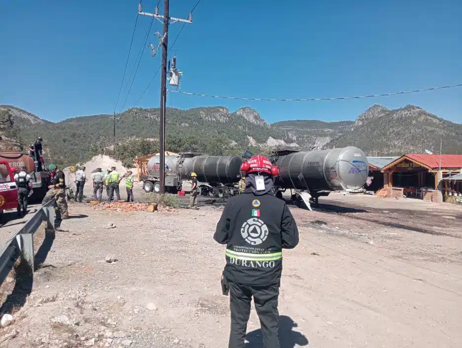 Explosión e incendio de pipa en Chavarría, carretera Durango Mazatlán1