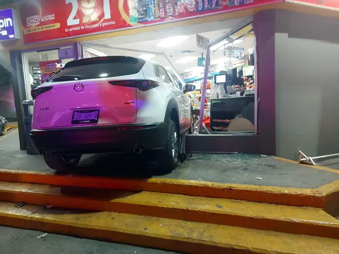 Mujer ebria choca contra Oxxo en Durango Imagenes del accidente