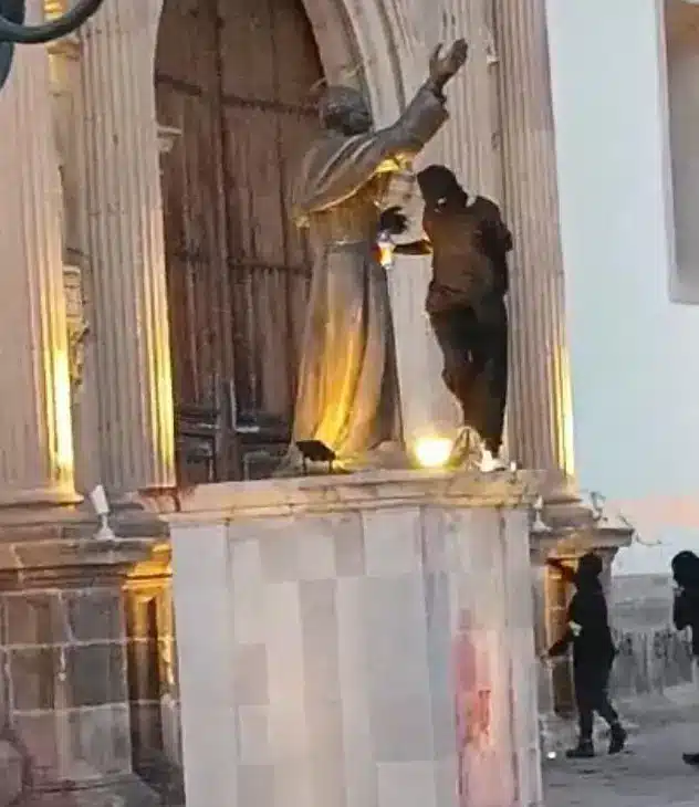 Pintas, destrozos en edificios en la marcha 8M