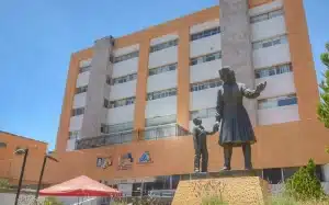 Una mujer da a luz a gemelos en una camioneta en la sierra de Durango; uno de los bebés murió