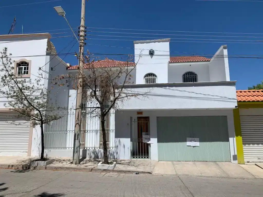 Aseguran Casa y 30 Migrantes1