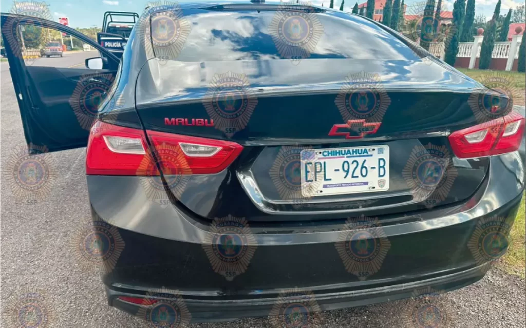 Detienen a 2 mujeres con vehículos robados y credenciales falsas en la carretera a Parral