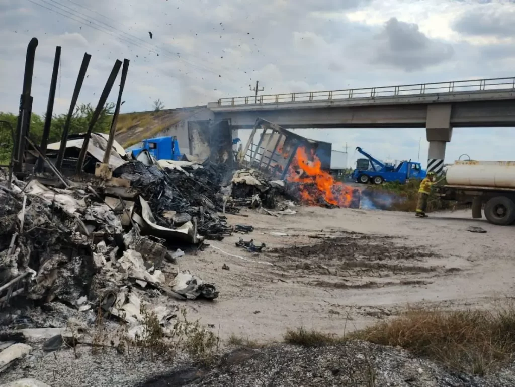 Tres Cuerpos Encontrados en la Maxipista Culiacán Mazatlán tras Incendio de Camiones