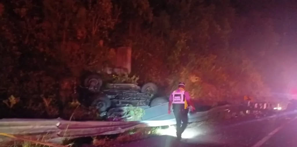 Dos fallecidos en volcadura de grúa