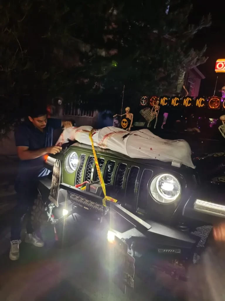 Policías detenienen a Jóvenes que Simulan Muertos en Sus Autos previa noche de Halloween