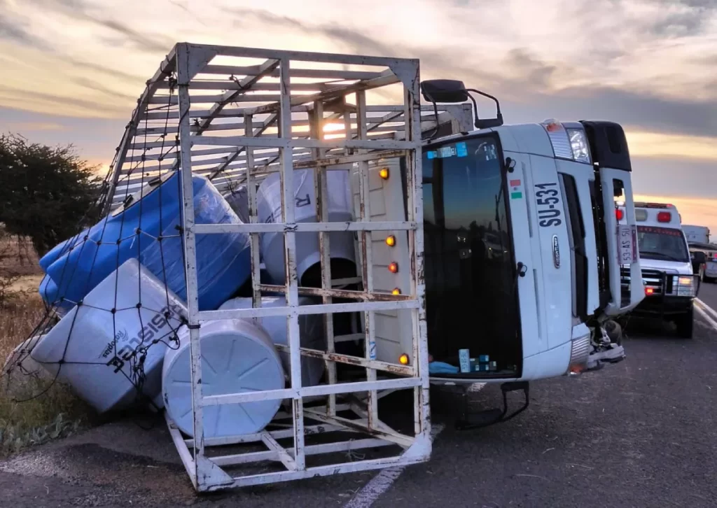 Camioneta con carga de tinacos vuelca en carretera a Zacatecas