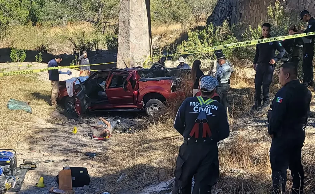 Hombre Muere al Desbarrancarse con su Camioneta en Puente Rey