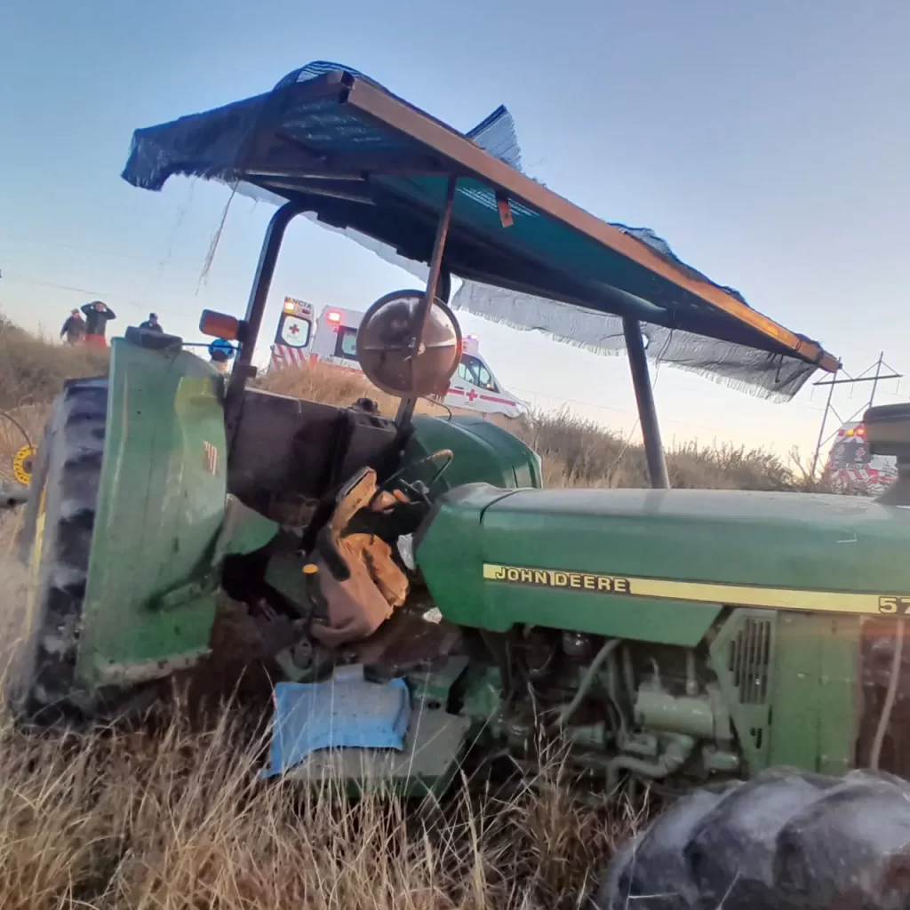 Un tractor y una camioneta Dodge