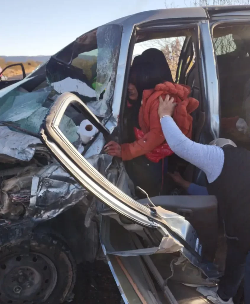 Choque frontal entre dos vehículos en la carretera que conecta el poblado Paso Nacional, Nazas, Durango