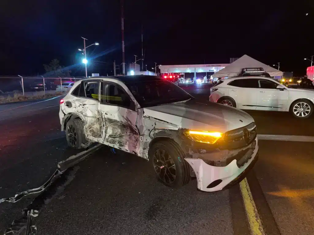 Un tractocamión sin frenos se estrella contra cuatro vehículos y se incendia