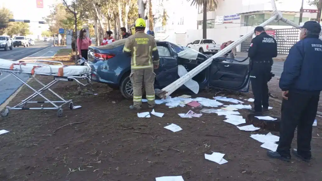 Muere mujer tras chocar contra palmera y poste en el bulevar Domingo Arrieta, en Durango