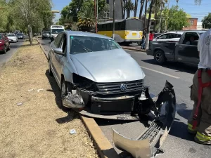 Accidente por ceder paso a ambulancia deja tres heridos en Durango