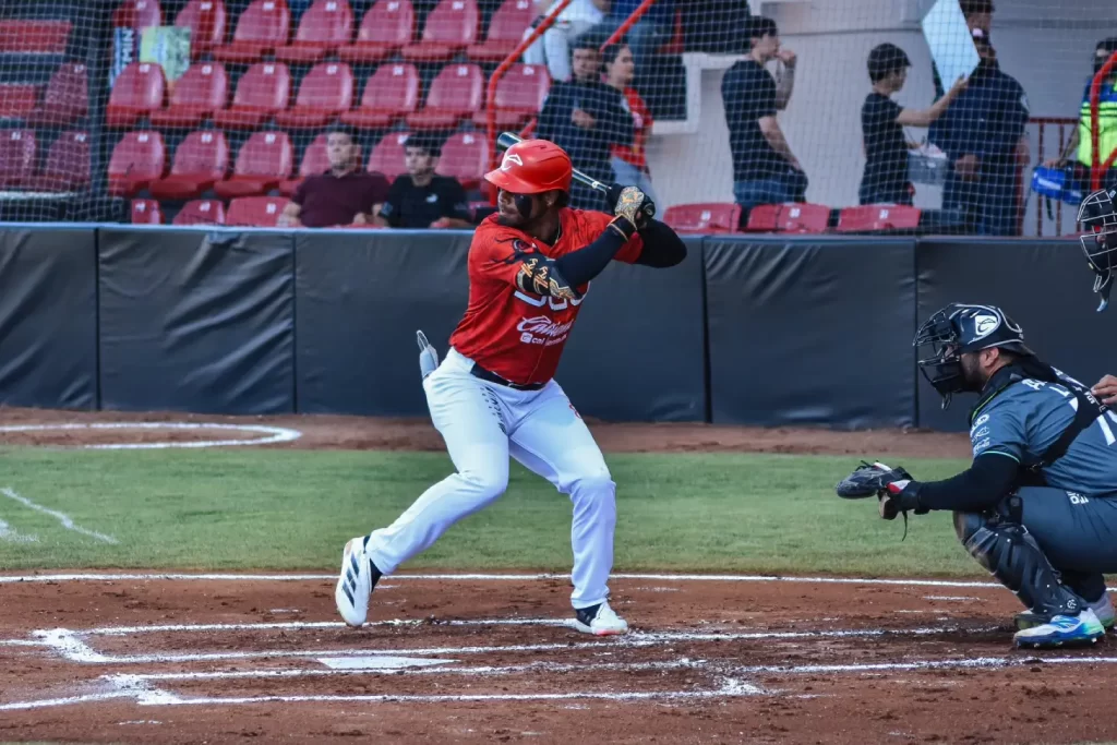 Caliente de Durango cayó 8-7 ante Saraperos de Saltillo en un intenso tercer juego de la serie, que se definió en el décimo inning en el Volcán de Villa durante la temporada 2025 de la LMB