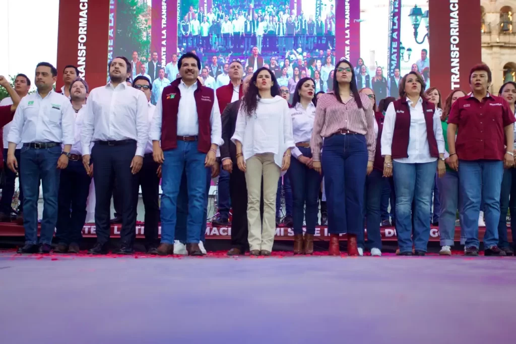 El candidato de Morena, PT y PVEM, José Ramón Enríquez, dio inicio a su campaña por la presidencia municipal de Durango desde la Plaza de Armas, acompañado por la plana mayor de su partido