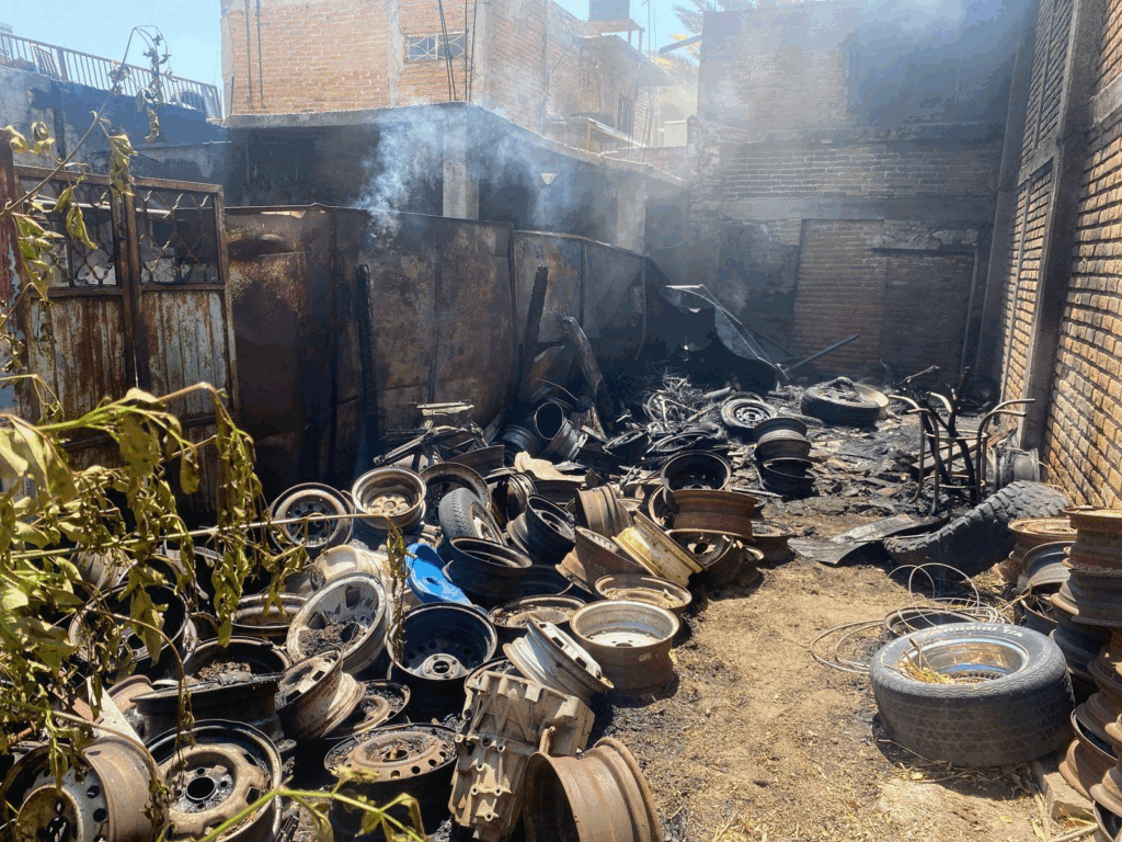 Incendio en vivienda de Durango provoca denso humo. Un bombero sufre fractura al atender la emergencia