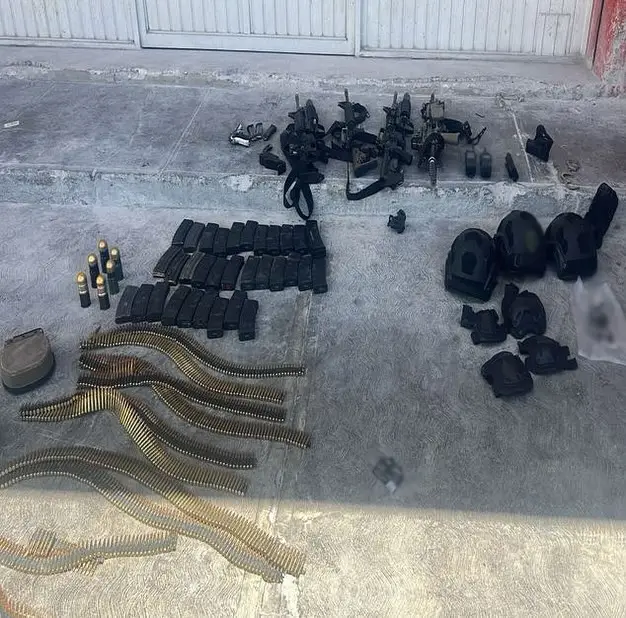 Militares y GN irrumpen en ferretería de Canatlán y capturan a tres con arsenal y vehículo blindado