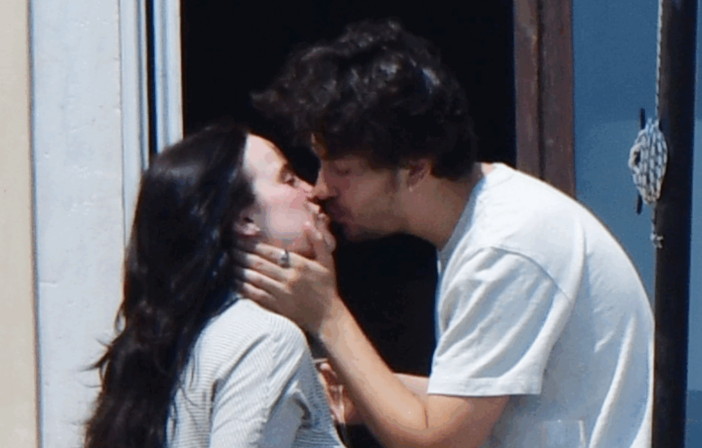 Billie Eilish confirma romance con Nat Wolff con beso en Venecia