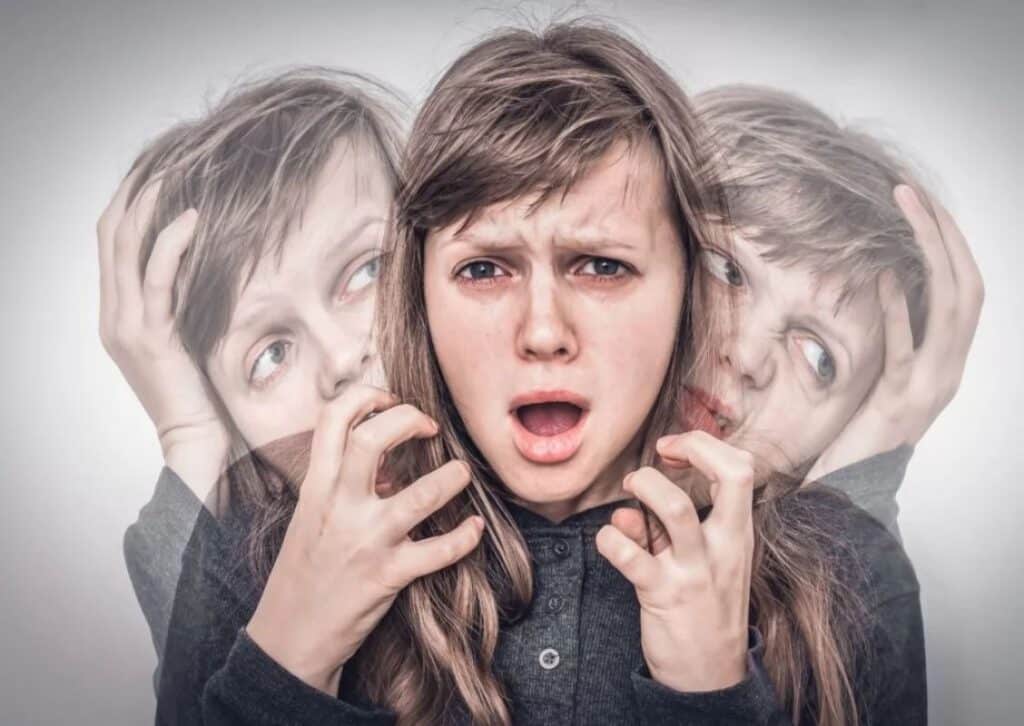 Esquizofrenia: vivir entre voces, rostros y un ruido que nunca cesa
