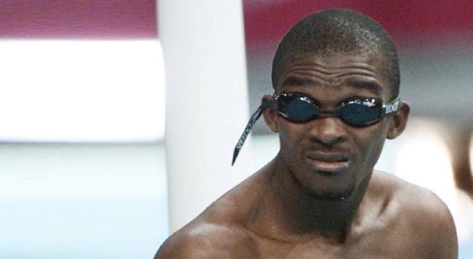 ¡Eric Moussambani: El nadador que nunca vio una piscina y conquistó los JJOO con 1:52 en 100m!