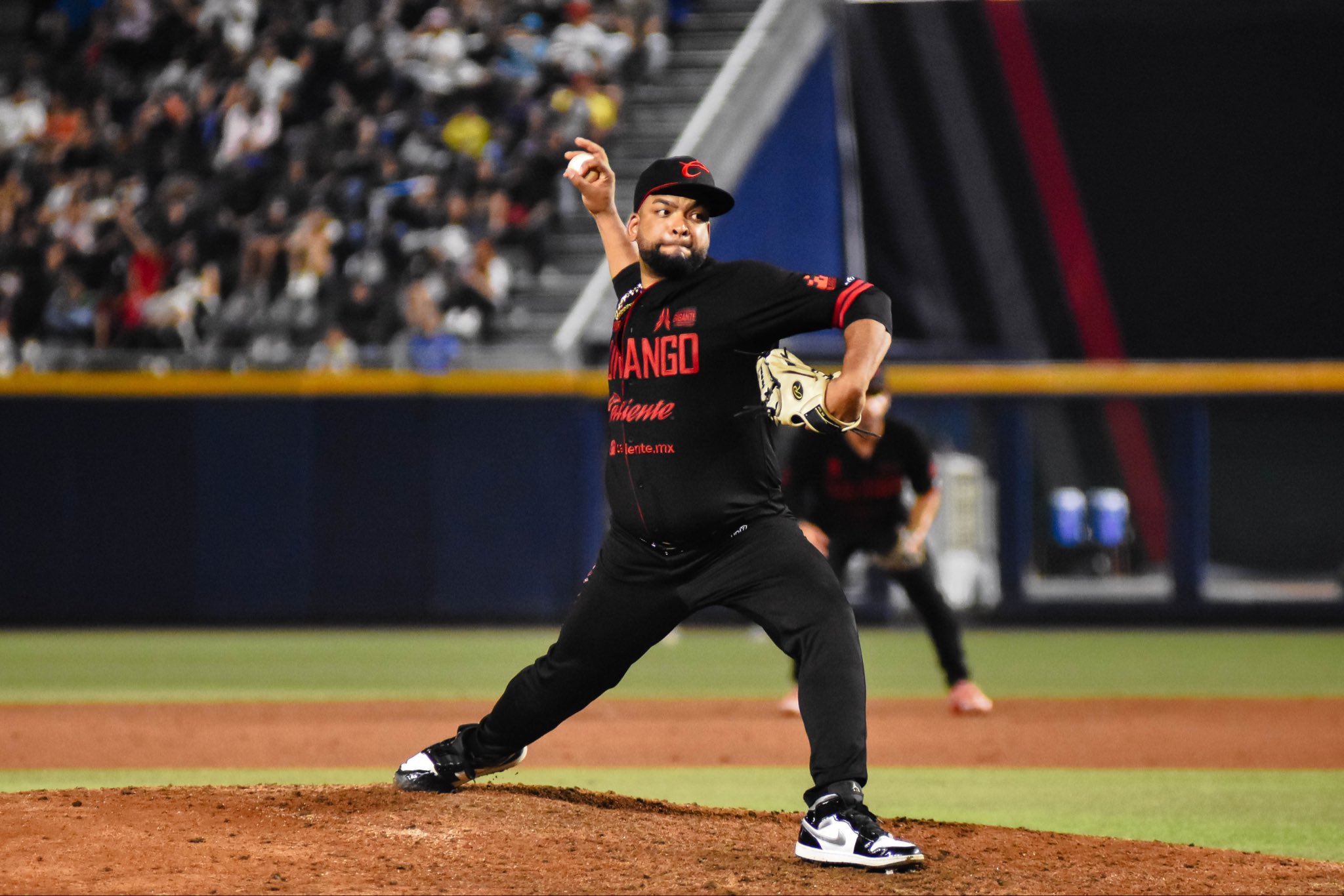 Caliente de Durango gana 2-0 a Sultanes con pitcheo dominante en el juego 3 de la serie
