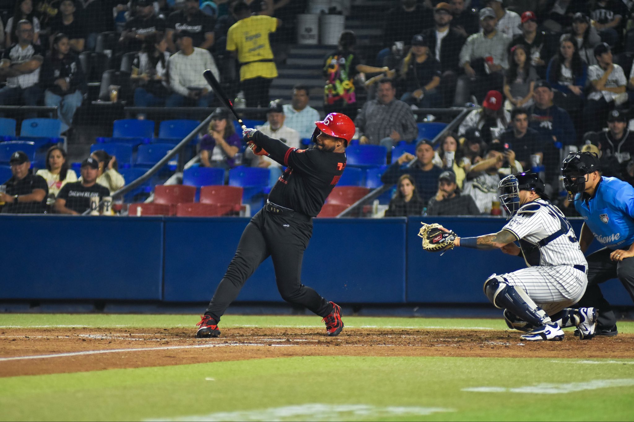 Sultanes vence 5-4 a Caliente de Durango con dramática remontada en el primer juego de la serie