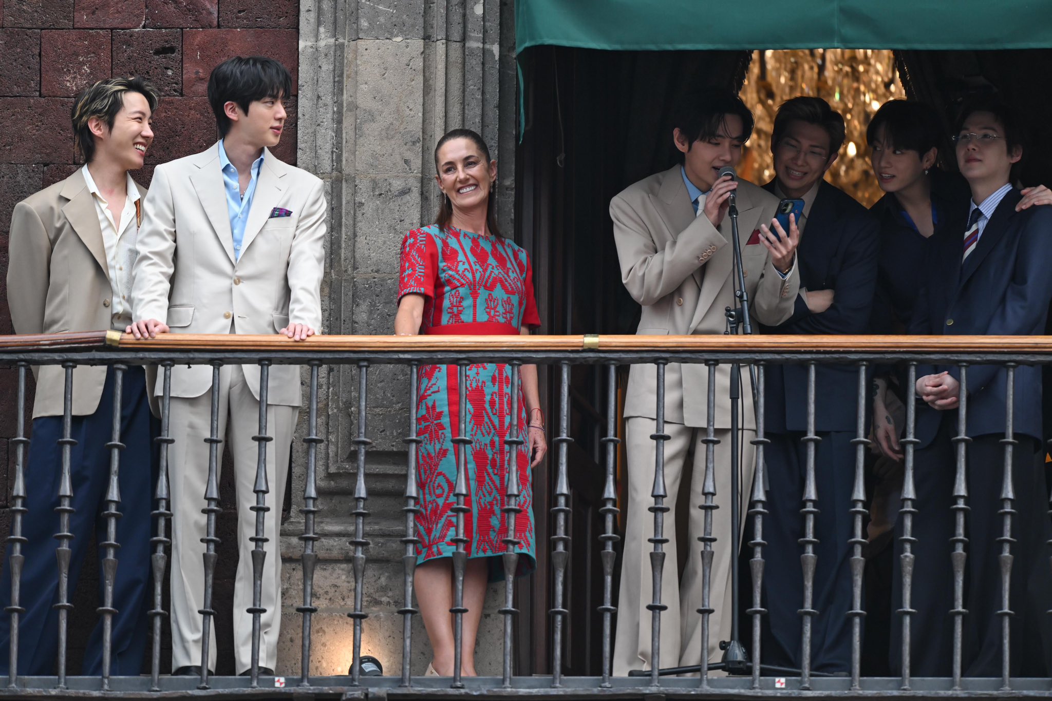 EN VIVO: BTS aparece en el balcón de Palacio Nacional y desata euforia en el Zócalo