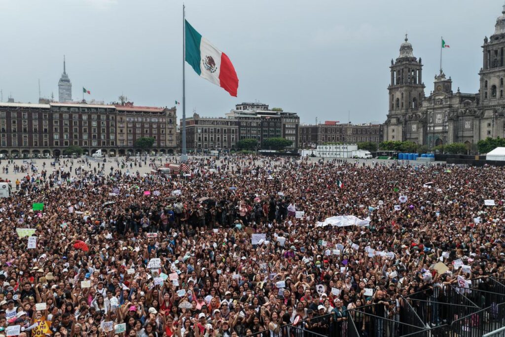 EN VIVO: BTS aparece en el balcón de Palacio Nacional y desata euforia en el Zócalo 1 BTS aparece en el balcón de Palacio Nacional1