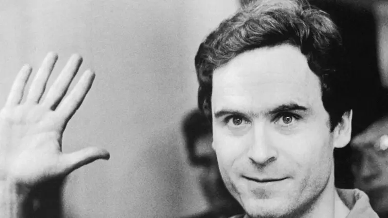 Descubre cómo el caso de Ted Bundy cambió la percepción pública sobre el crimen, la manipulación y el poder mediático