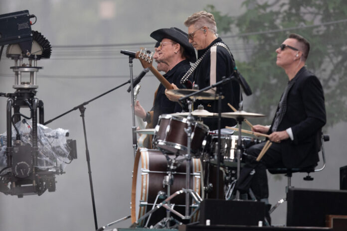 Increíble U2 graba "The Streets of Dreams" en el Centro Histórico CDMX 1 U2 eligió la Plaza de Santo Domingo en CDMX para grabar su nuevo video "The Streets of Dreams". Bono cantó sobre un autobús ante cientos de fans mexicanos
