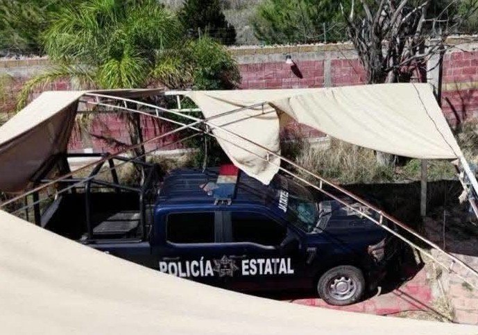 Aseguran 2 patrullas de policía estatal con sospecha de robo en cateo militar en Guadalupe Victoria, Durango