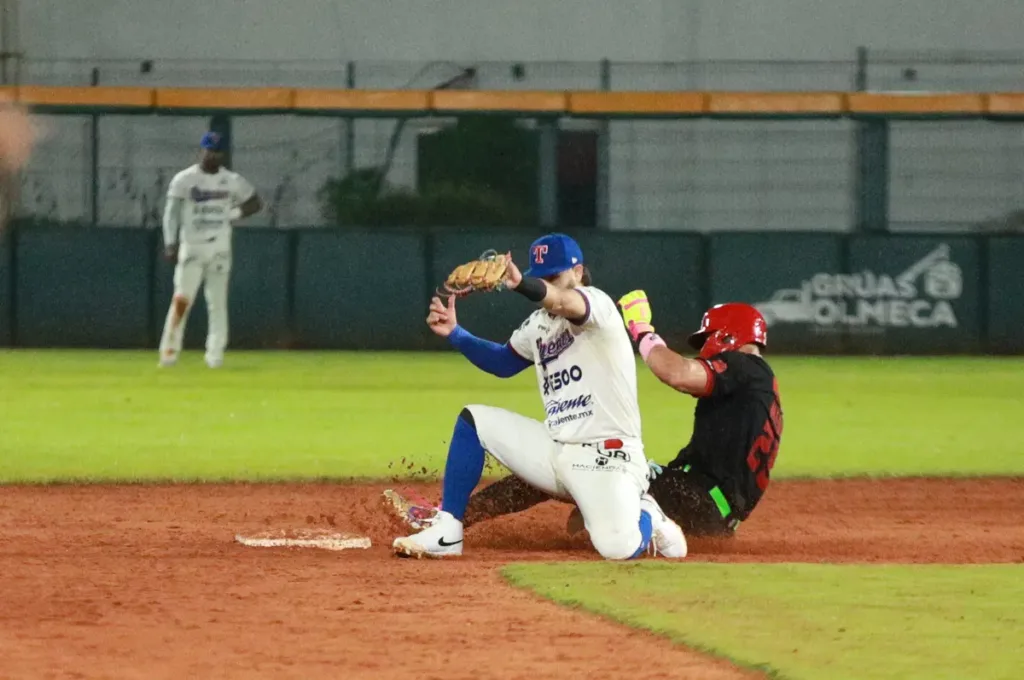 Caliente gana 7-4 a Olmecas de Tabasco con rally de seis en quinto inning - MLB 20026 1 Caliente de Durango remontó con rally de seis en la quinta y ganó 7-4 a Olmecas de Tabasco; Smeltzer fue el ganador y Mejía conectó grand slam.
