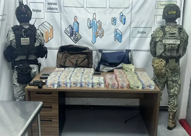 Operativo en población Casa Blanca deja seis detenidos, fusil Barrett y 16 vehículos en Durango 1 Durante el operativo se decomisaron dos maletas con dinero en efectivo en Durango