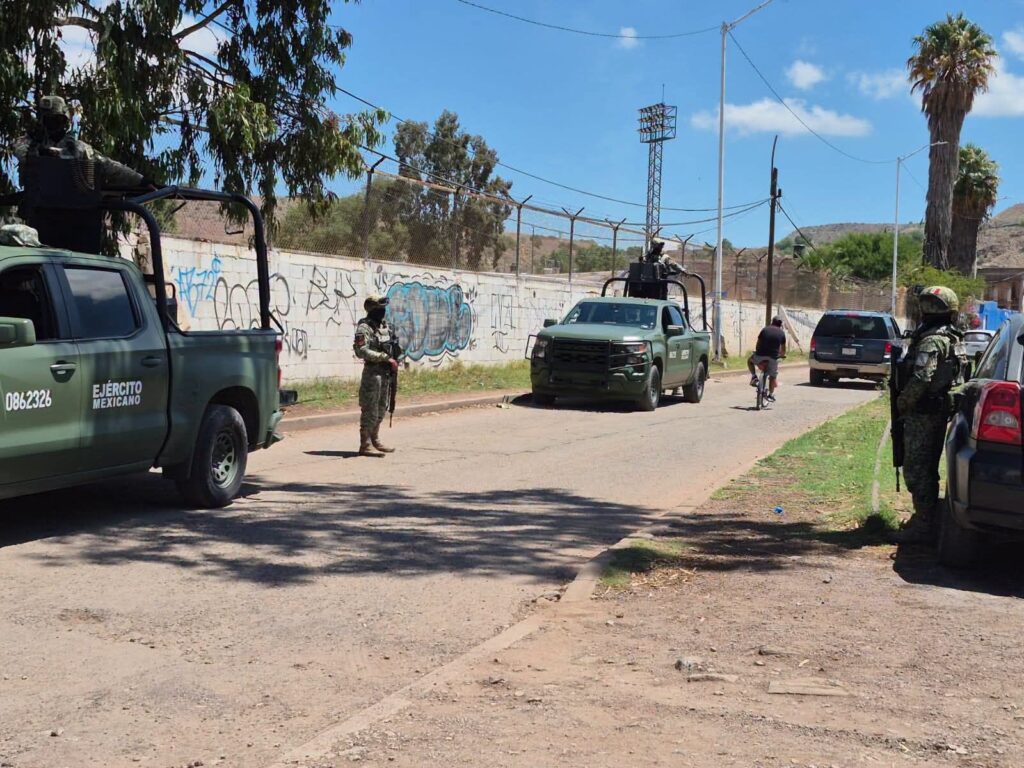 Ejército detiene a presunto policía investigador con camioneta con reporte de robo de hace 13 años en Durango 1 Elementos del Ejército Mexicano durante el operativo de detención en la colonia Lázaro Cárdenas, en la ciudad de Durango