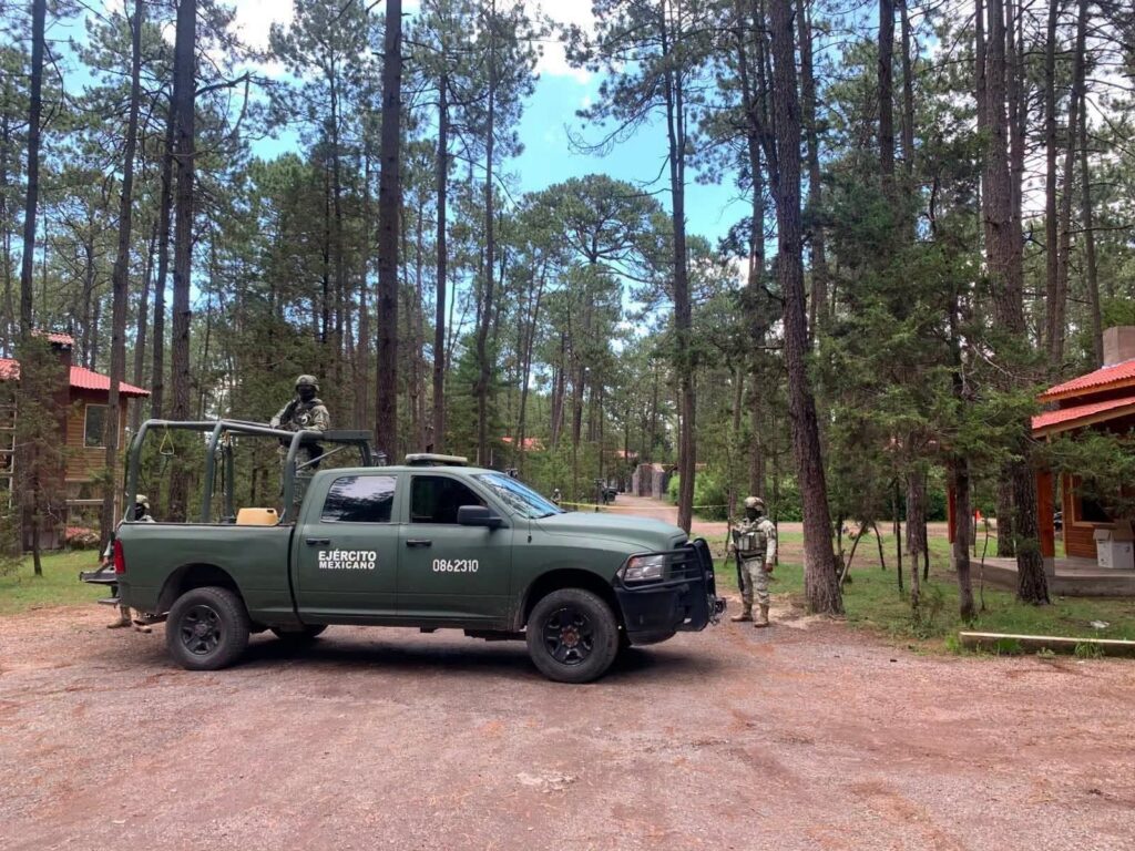 Elementos de la Secretaría de la Defensa Nacional (Sedena) y la Guardia Nacional mantienen un operativo en el Centro Ecoturístico de Mexiquillo, municipio de Pueblo Nuevo, Durango, donde se reporta la detención de 34 presuntos integrantes del crimen organizado y el aseguramiento de un arsenal y más de diez vehículos