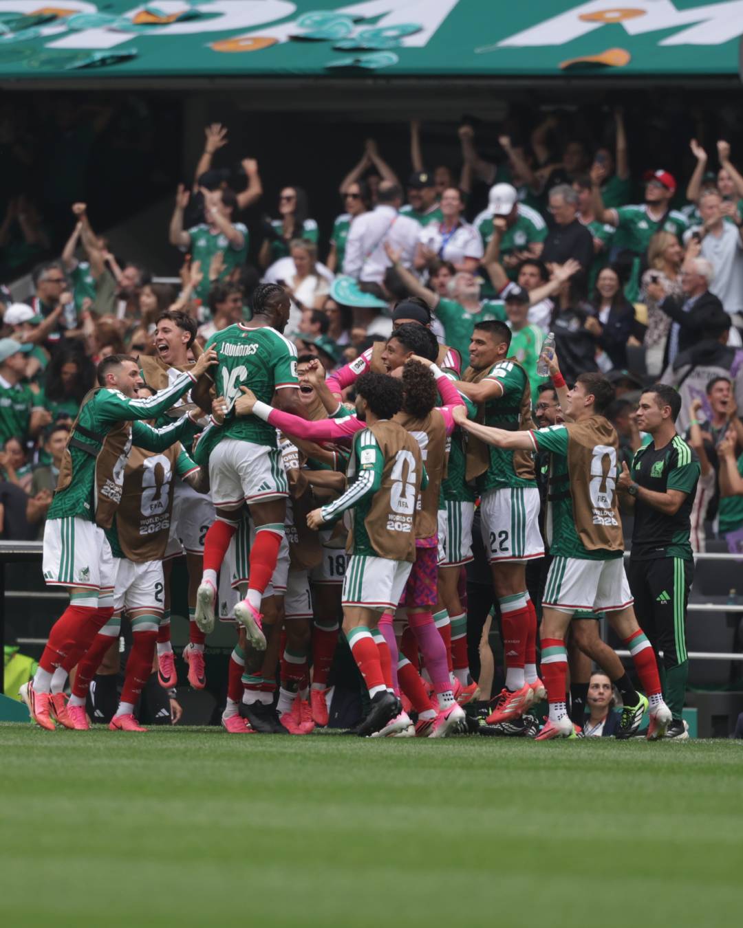 Aficionados de Selección México celebran en Estadio Ciudad de México inicio Mundial 2026