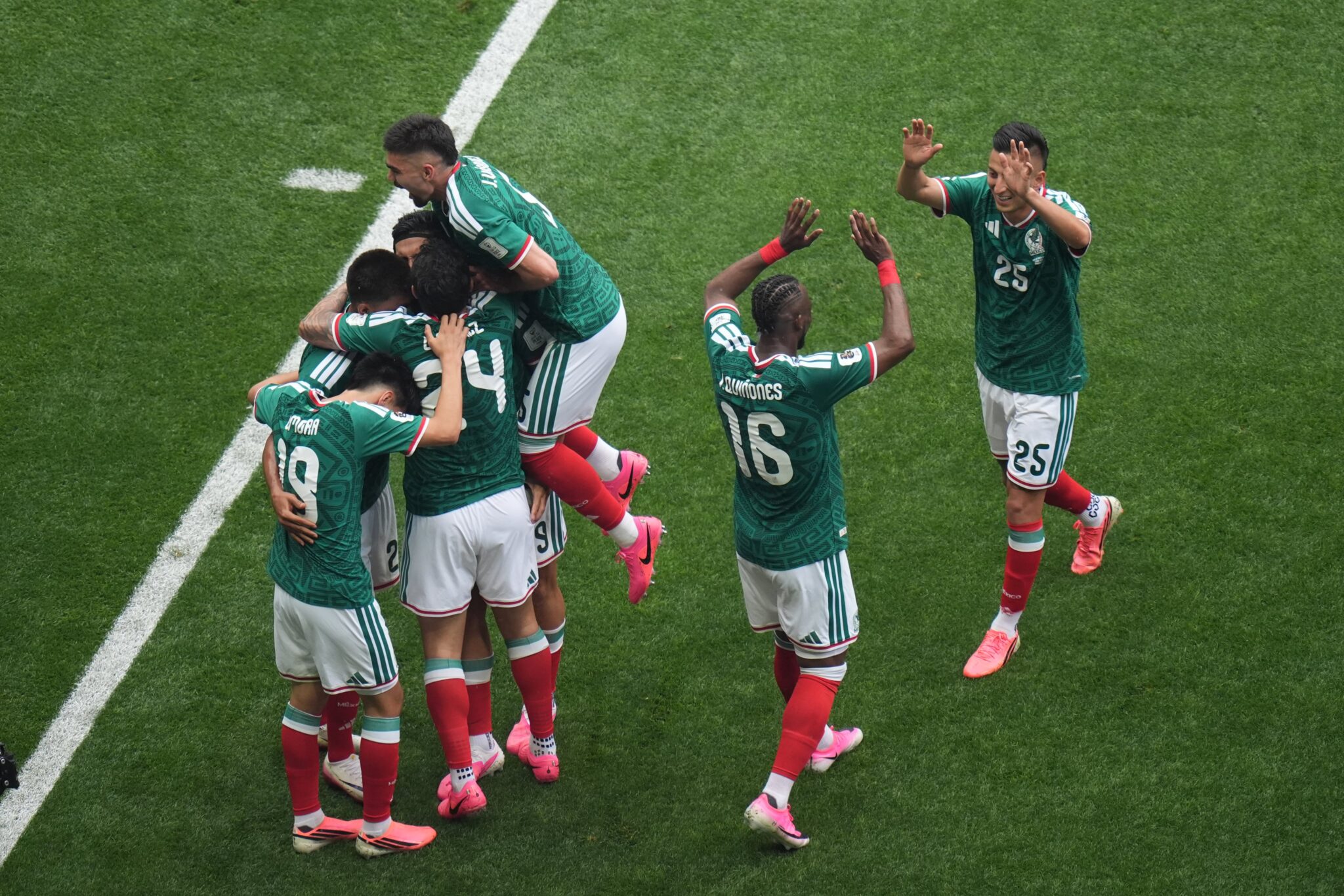 Selección México celebra victoria 2-0 ante Sudáfrica en partido inaugural Mundial 2026