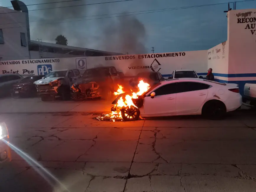 Bomberos de Durango controlan incendio de vehículo en la colonia Valle del Sur
