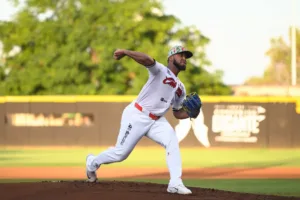 Caliente de Durango aplasta 9-2 a Sultanes de Monterrey y se acerca a playoffs tras 48 años