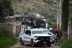Cateo federal en La Ferrería: aseguran vehículos con reporte de robo en dos bodegas al sur de Durango