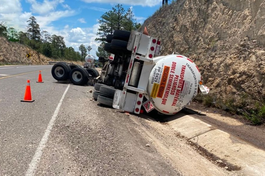 Supercarretera Durango-Mazatlán: tanque de tractocamión se desprende cerca de Otinapa
