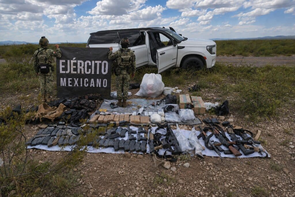 Detienen a cuatro personas y aseguran 12 armas y más de 4 mil cartuchos en Mapimí