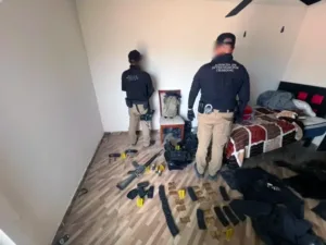 FGR asegura granadas, armas y equipo táctico en cateo ligado al ataque donde murió un elemento de la GN en Durango