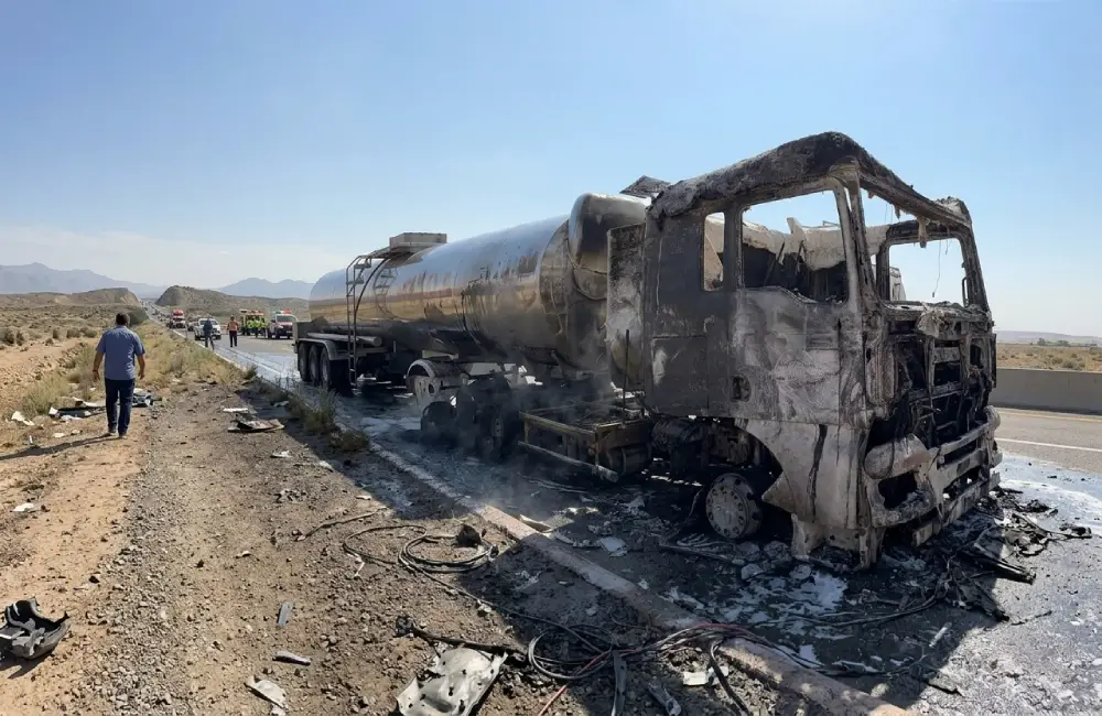 Incendio de pipa en la autopista Durango-Gómez Palacio deja daños materiales