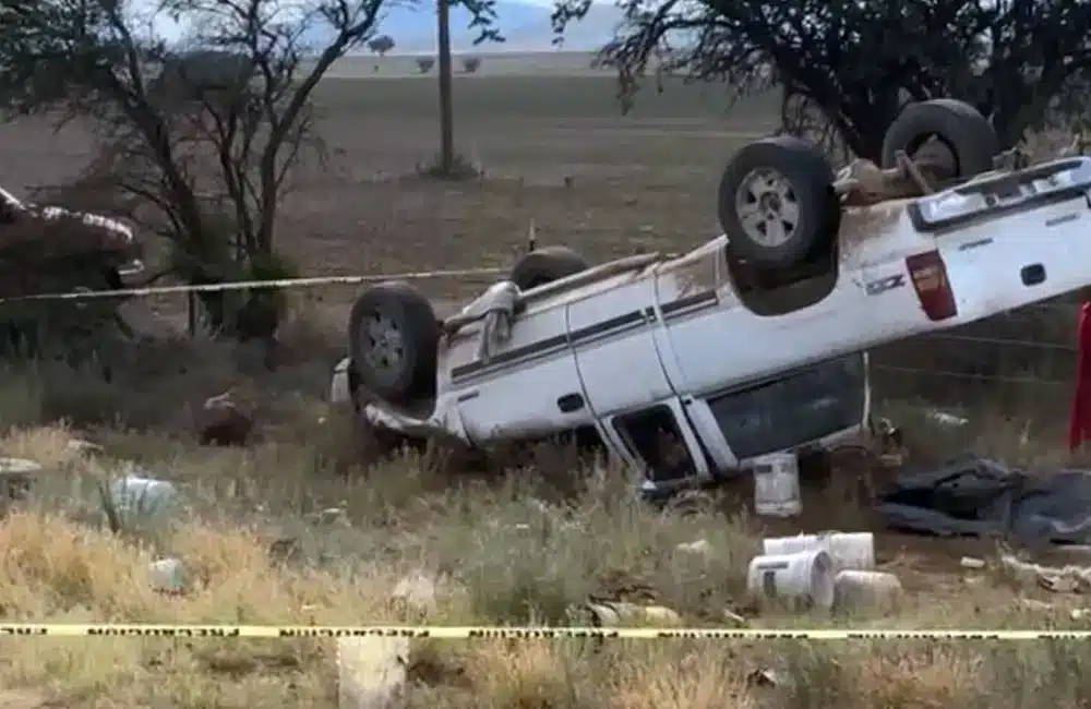 Vuelca camioneta con más de 10 jornaleros en la carretera Durango–Torreón